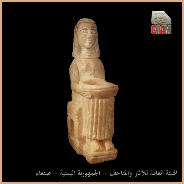 تمثال لامرأة جالسة على كرسي